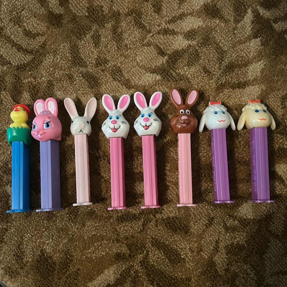 8 Easter themed Pez dispensers.